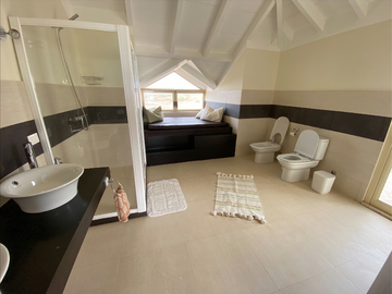 148_Master-En-Suite-Badezimmer_Master-en-suite-bathroom_Salle-de-bain-principale-attenante_Banheiro-privativo-principal.png
