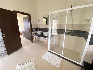 149_Master-En-Suite-Badezimmer_Master-en-suite-bathroom_Salle-de-bain-principale-attenante_Banheiro-privativo-principal.png