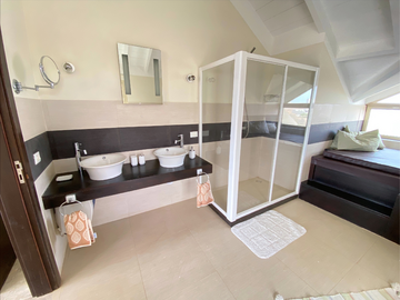 151_Master-En-Suite-Badezimmer_Master-en-suite-bathroom_Salle-de-bain-principale-attenante_Banheiro-privativo-principal.png